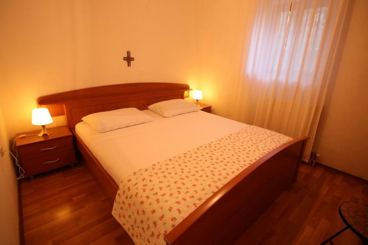 App With A Lovely Patio Mali Losinj Luaran gambar