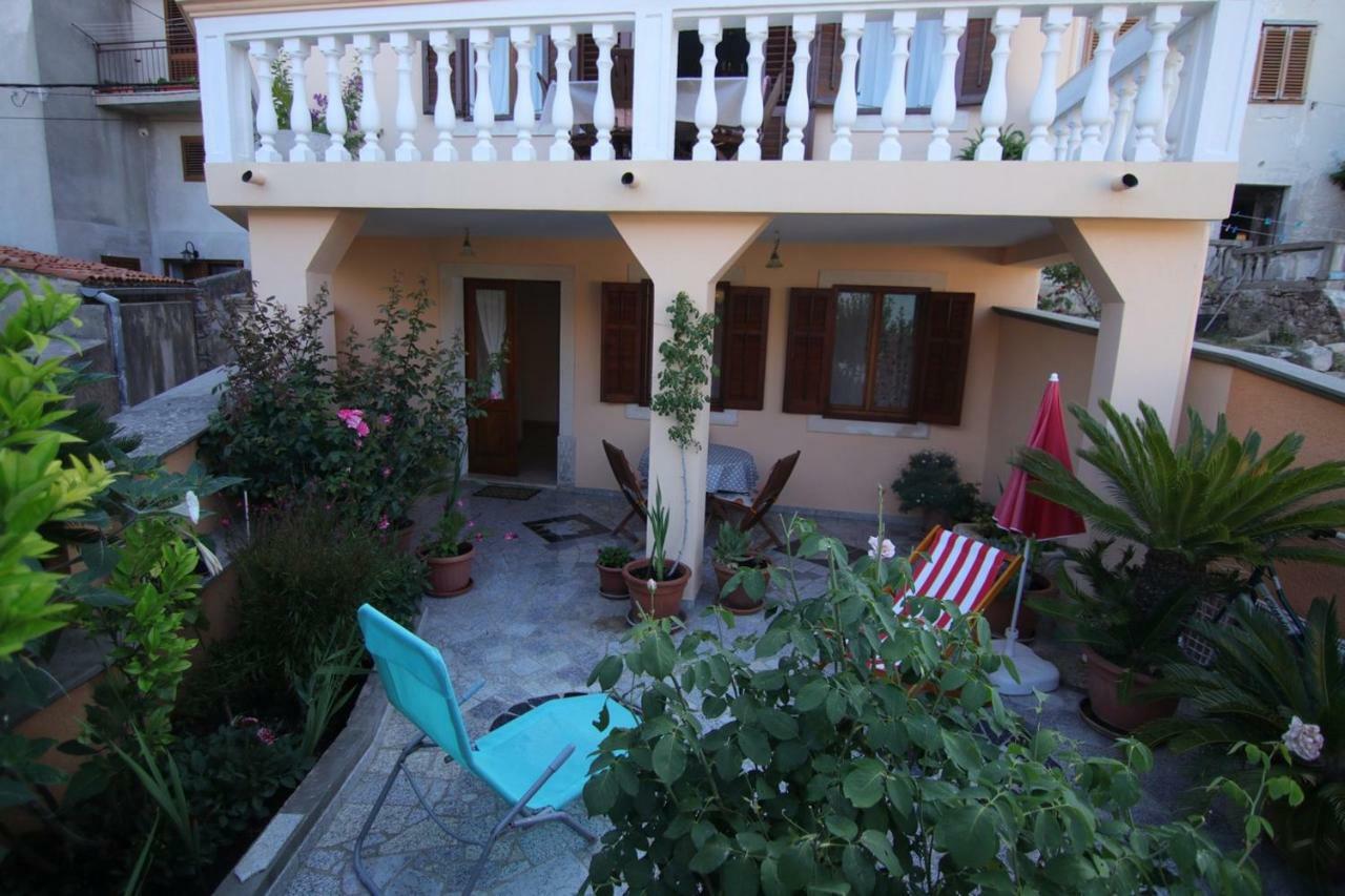 App With A Lovely Patio Apartment Mali Losinj Luaran gambar