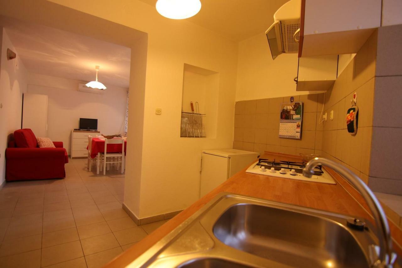 App With A Lovely Patio Mali Losinj Luaran gambar
