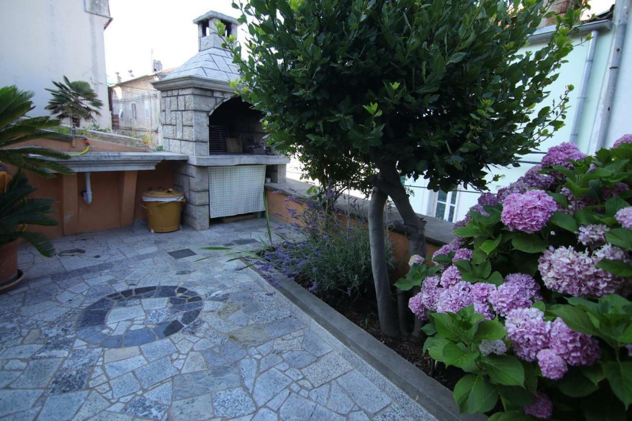 App With A Lovely Patio Mali Losinj Luaran gambar