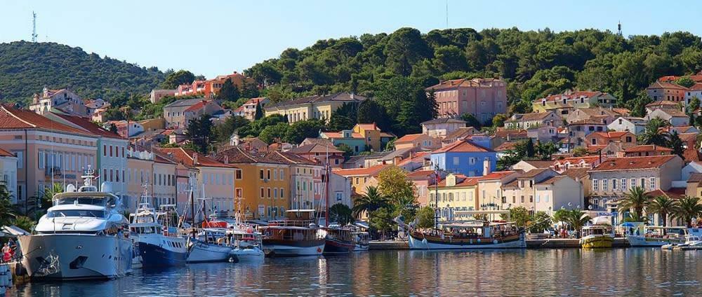 App With A Lovely Patio Mali Losinj Luaran gambar