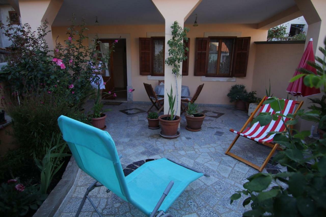 App With A Lovely Patio Mali Losinj Luaran gambar