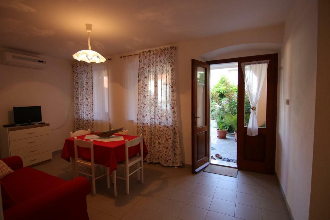 App With A Lovely Patio Apartment Mali Losinj Luaran gambar